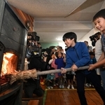 まきストーブに火を入れる児童たち＝２３日午前、神戸市灘区六甲山町、六甲山小学校（撮影・大田将之）