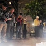 新潟県中越地震の発生から20年。発生時刻の午後５時５６分に合わせ、黙とうする住民ら＝神戸市長田区日吉町５