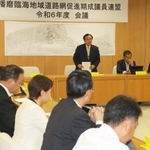 「播磨臨海地域道路」の整備について意見を交わす兵庫県議ら＝２３日午後、神戸市中央区