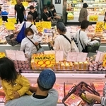 物価高騰が続く中、消費者たちは日々「お買い得」を求める＝神戸市垂水区