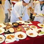 ピザ、ビビンバ、ギョーザなどヒレナマズを活用した料理コンテストの作品＝日本調理製菓専門学校