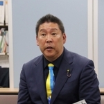 兵庫県知事選への立候補を表明し、会見する立花孝志氏＝２４日午後、神戸市中央区