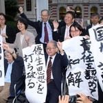 旧優生保護法下を巡る神戸地裁の３次訴訟で、原告２人が国が和解したことを報告する支援者ら＝神戸市中央区橘通２