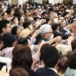 衆院選立候補者の街頭演説に集まった人たち＝神戸市内（画像の一部を加工しています）