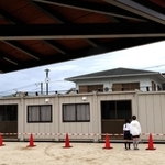公園に突如現れた仮設の投票所。兵庫県知事選の投開票日翌日の１１月１８日まで設置が続く＝神戸市東灘区御影山手４