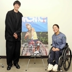 上地結衣選手（右）が金メダルを獲得するまでの軌跡をたどったドキュメンタリー映画を製作した新山正彰監督＝大阪市北区
