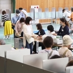 衆院選小選挙区の投票（奥）と、比例代表、最高裁裁判官国民審査の投票（手前）をする有権者ら＝２７日午前、神戸市中央区港島中町３、港島学園（撮影・三浦拓也）