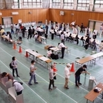 衆院選と最高裁裁判官国民審査の投票が行われた港島学園体育館＝２７日午前、神戸市中央区港島中町３（撮影・三浦拓也）