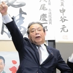 勝ちどきを上げる谷公一氏＝豊岡市塩津町（撮影・丸山桃奈）