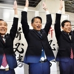 支持者らと万歳をする山田賢司氏（左から２人目）＝西宮市羽衣町