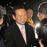 当選確実となり、喜ぶ支援者に囲まれる藤井比早之氏＝西脇市西脇（撮影・大山伸一郎）