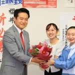 当選確実となり、支援者から花束を受け取る桜井周氏＝伊丹市西台５（撮影・吉田敦史）