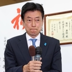 厳しい表情で支持者にあいさつする西村康稔氏＝明石市樽屋町（撮影・小林良多）
