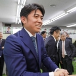 支持者と笑顔で握手を交わす中野洋昌氏＝尼崎市昭和南通７（撮影・笠原次郎）