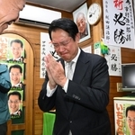小選挙区で敗れ、険しい表情で支援者にあいさつする市村浩一郎氏＝宝塚市逆瀬川２（撮影・大田将之）