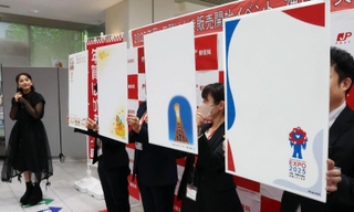年賀はがきのデザインが紹介された。奥は平祐奈さん＝１日午前、神戸市中央区栄町通６、神戸中央郵便局（撮影・笠原次郎）