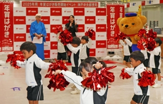 ダンスを披露する熊内幼稚園の子どもたち＝１日午前、神戸市中央区栄町通６、神戸中央郵便局（撮影・笠原次郎）