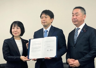 兵庫県知事選に立候補している清水貴之氏（中央）と政策協定を結び、支援を表明した自民党神戸市議団の平井真千子団長（左）と坊恭寿・自民党神戸市支部連合会長＝２日午前、神戸市中央区三宮町２