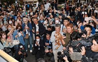 注がれる無数の視線。そのまなざしが期待するのは…＝神戸市中央区（画像の一部を加工しています）