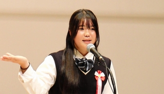 身ぶりを交えて英語でスピーチする生徒＝明石市立西部市民会館