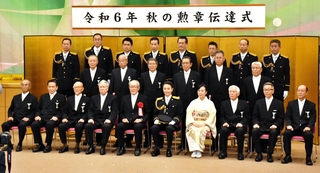 叙勲の伝達を受け、記念撮影する受章者ら＝神戸市中央区下山手通５、兵庫県看護協会ハーモニーホール