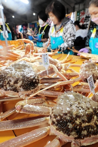 初競りに合わせて水揚げされた松葉ガニ＝６日午前、兵庫県新温泉町芦屋、浜坂漁港