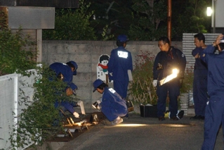 たつの市で小学４年の女児が刺された現場付近を調べる捜査員ら＝２００６年９月２８日夜、たつの市新宮町
