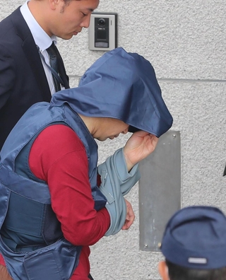 移送され、たつの署に入る勝田州彦容疑者＝７日午前１１時４０分、たつの市龍野町富永