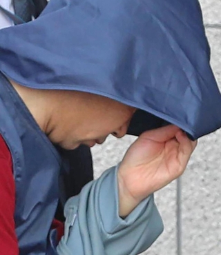 たつの署に移送される勝田州彦容疑者＝７日午前１１時４０分、たつの市龍野町富永