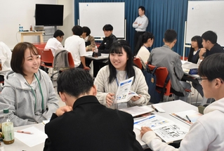 学校の垣根を越えて議論する高校生ら＝神戸市中央区小野浜町