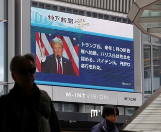 トランプ氏の勝利を告げる街頭ビジョンニュース＝７日午後、神戸市中央区（撮影・中西幸大）