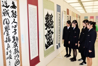 高校生のこだわりを込めた作品が並ぶ展示会＝神戸市灘区原田通３
