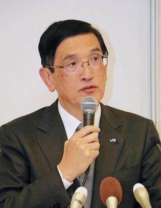 説明会後に記者会見するＪＲ西日本の長谷川一明社長＝９日午後、宝塚市内