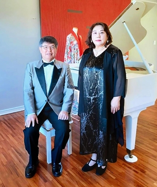 沖縄で島田叡を追悼する楽曲を披露したピアニストの金子浩三さん（左）と妻の利香さん＝沖縄県南城市（金子浩三さん提供）