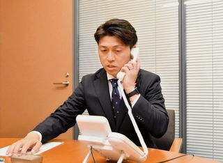 議員会館で新閣僚呼び込みの電話を受ける中野洋昌氏＝１１日午後、東京都千代田区