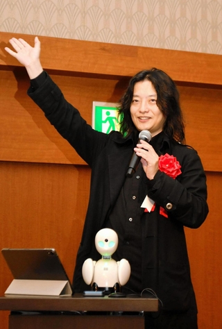 ロボットを使った自身の取り組みを紹介する吉藤オリィさん＝東京都港区
