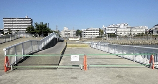 立ち入りが制限された大蔵海岸の海水浴場の東端＝明石市（姫路河川国道事務所提供）