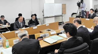 政務活動費の不正流用問題をめぐり、市議会の百条委員会の証人尋問に答える光本圭佑市議（右端上）＝１３日午後、尼崎市東七松町１（代表撮影）