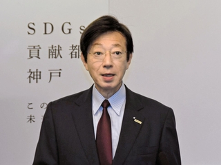 定例記者会見に臨む久元喜造神戸市長＝14日午後、神戸市役所