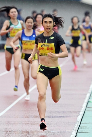 ゲストランナーとして神戸マラソンを盛り上げる田中希実選手＝４月、ユニバー記念競技場