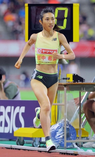 ゲストランナーとして神戸マラソンを盛り上げる田中希実選手＝６月、デンカビッグスワンスタジアム