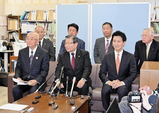 兵庫県内の市長有志22人が県知事選で稲村和美候補を支持することを表明し、代表して小野市の蓬莱務市長（前列中央）ら７市長が会見した＝神戸市中央区