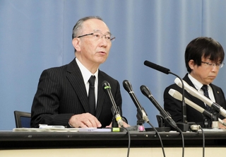 記者会見で経緯を説明する県立こども病院の飯島一誠病院長（左）ら＝14日午後、兵庫県庁（撮影・井上太郎）