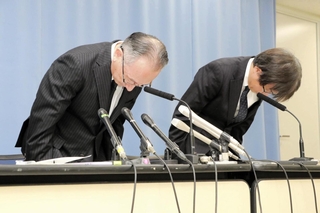 記者会見で頭を下げる兵庫県立こども病院の飯島一誠院長（左）ら＝14日午後、県庁（撮影・井上太郎）