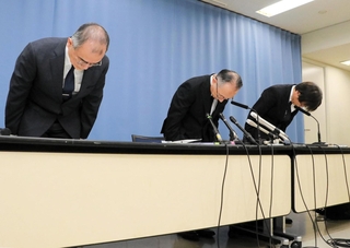 記者会見で頭を下げる兵庫県立こども病院の飯島一誠病院長（中央）ら＝14日午後、県庁（撮影・井上太郎）