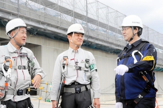 国際チャーター便と国内線の発着枠拡大に対応する神戸空港のサブターミナル建設現場を視察する兵庫労働局の赤松俊彦局長（右端）＝神戸市中央区神戸空港