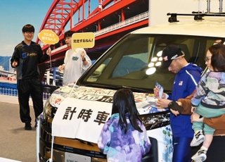 計時車と記念写真を撮影する出場者ら＝神戸国際展示場（撮影・斎藤雅志）