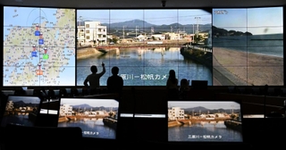 兵庫県内の河川などが映された県災害対策センター。３０年前の震災は隠れた社会のひずみを露呈させた＝神戸市中央区中山手通５
