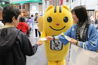 兵庫県知事選の投票を呼びかける選挙マスコット「めいすいくん」ら＝16日午前、神戸市中央区、三宮センター街