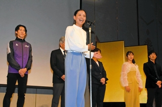 神戸マラソンのレセプションであいさつする小林祐梨子さん＝１６日午後、神戸ポートピアホテル